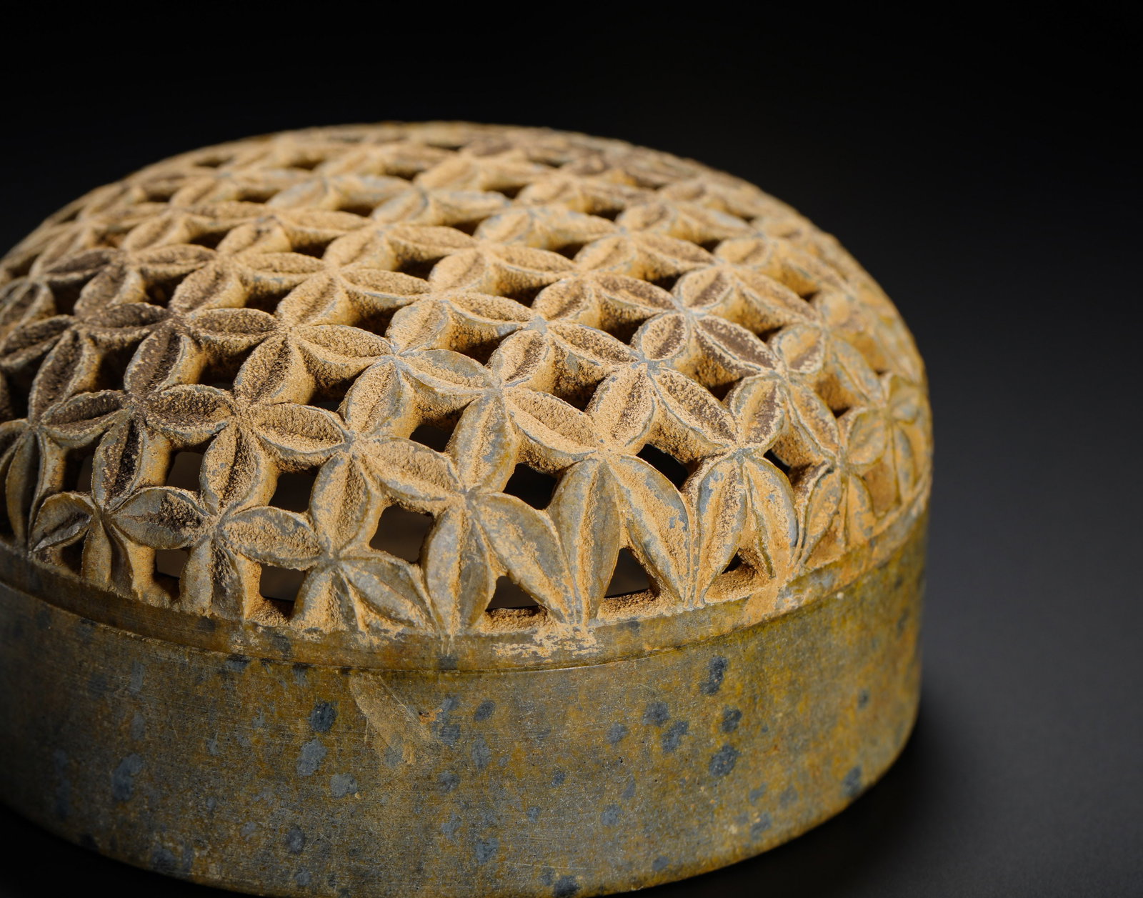 HAN DYNASTY FOUR-LEAF PATTERNED STONE INCENSE CAP - 3
