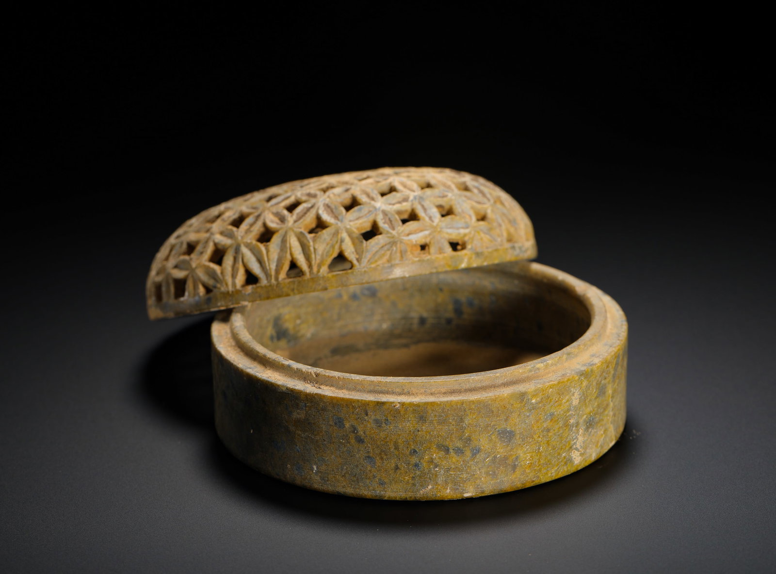 HAN DYNASTY FOUR-LEAF PATTERNED STONE INCENSE CAP - 4