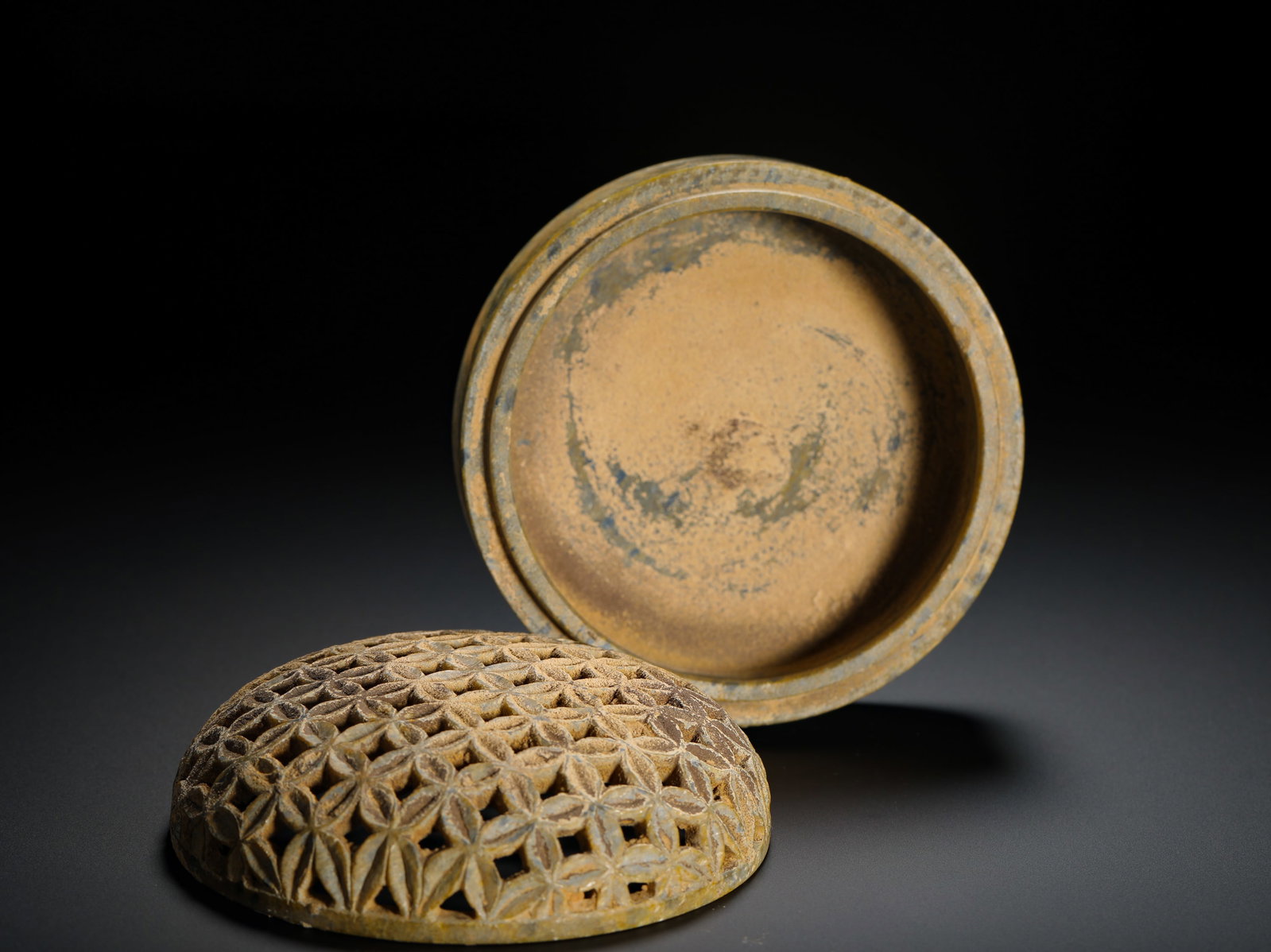 HAN DYNASTY FOUR-LEAF PATTERNED STONE INCENSE CAP - 5
