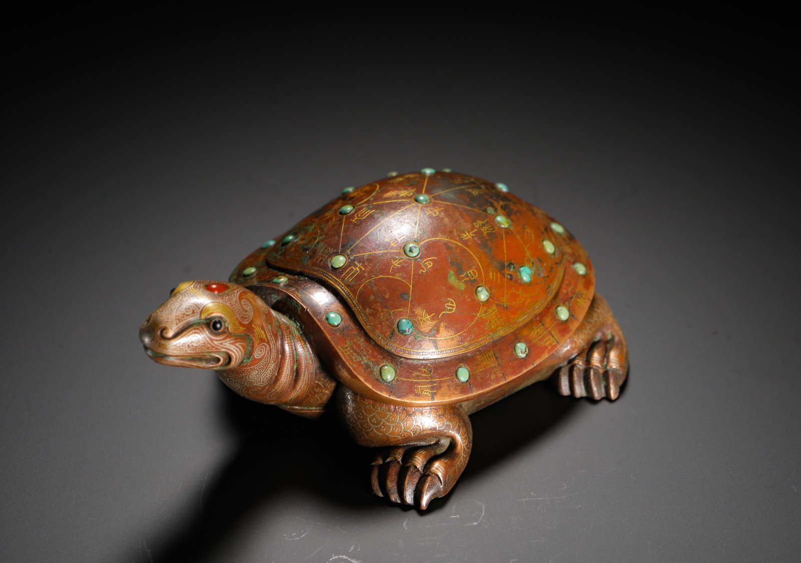 BRONZE INLAID WITH GOLD AND TURQUOISE TURTLE ASTROLOGICAL CHART OF THE WARRING STATES PERIOD: H:6cm (2.36in) W:16cm (6.30in) Weight:790g (1.74lb)H:6cmW:16cmWeight:790g