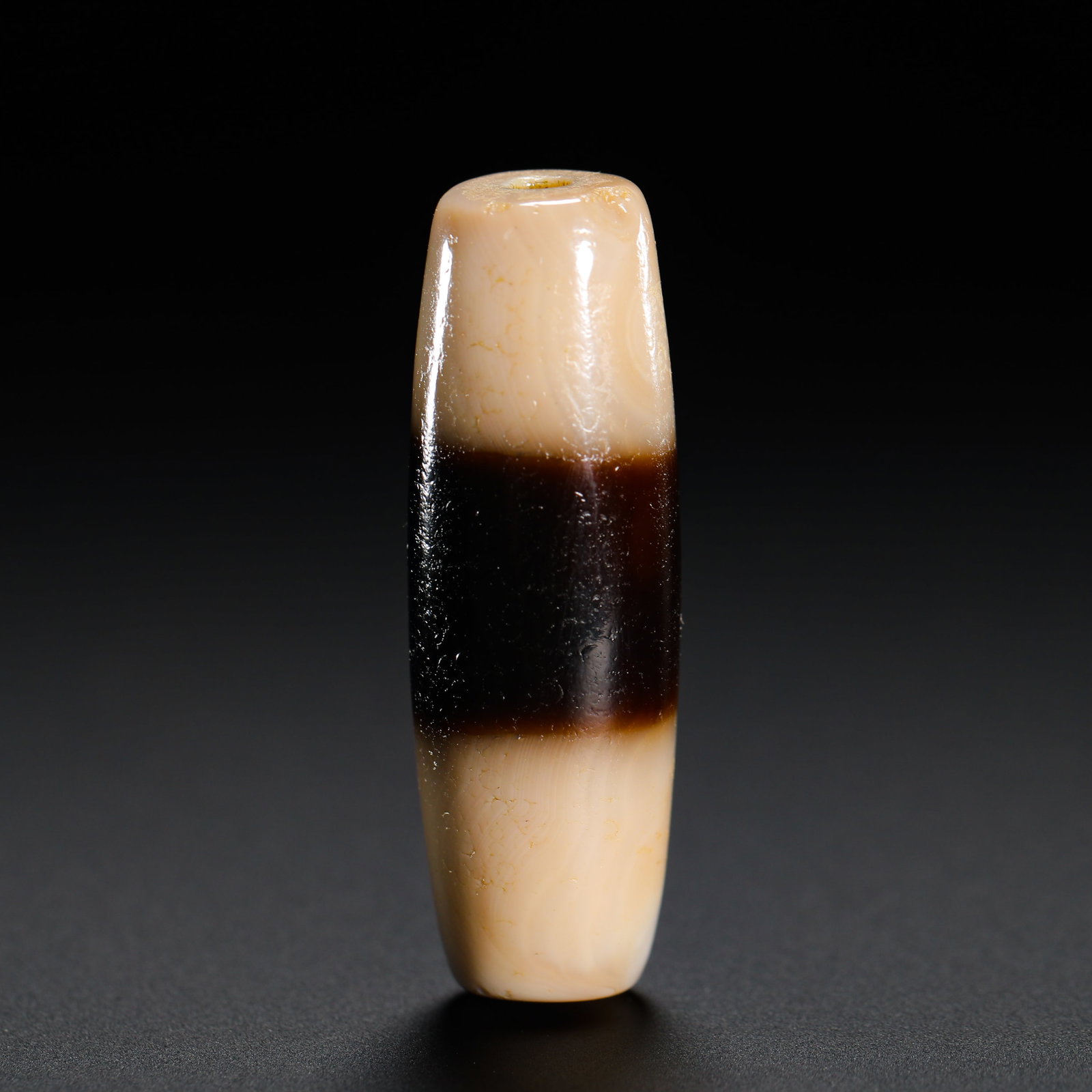 MING DYNASTY AGATE SINGLE BEAD OF THE FIRST LINE OF MEDICINE OF HEAVEN AND EARTH: Height:3.8cm(1.50in) Diameter:1.2cm(0.47in) Weight:10g(0.02lb)Single barrel-shaped natural medicine agate bead. Naturally formed with creamy white top & bottom divided by a wide straight dark brown ce