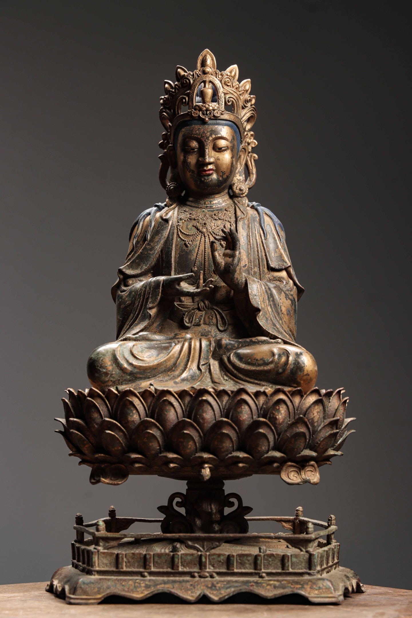 A GILDED BRONZE STATUE OF BODHISATTVA MAHASTHAMAPRAPTA FROM THE SONG DYNASTY: Weight:8800g(19.40lb) Height:50cm(19.69in) Width:28cm(11.02in) Thickness:22.5cm(8.86in) Gilt copper Guanyin seated statue with painted mineral pigments, double lotus throne, ritual mudra, ornate crown