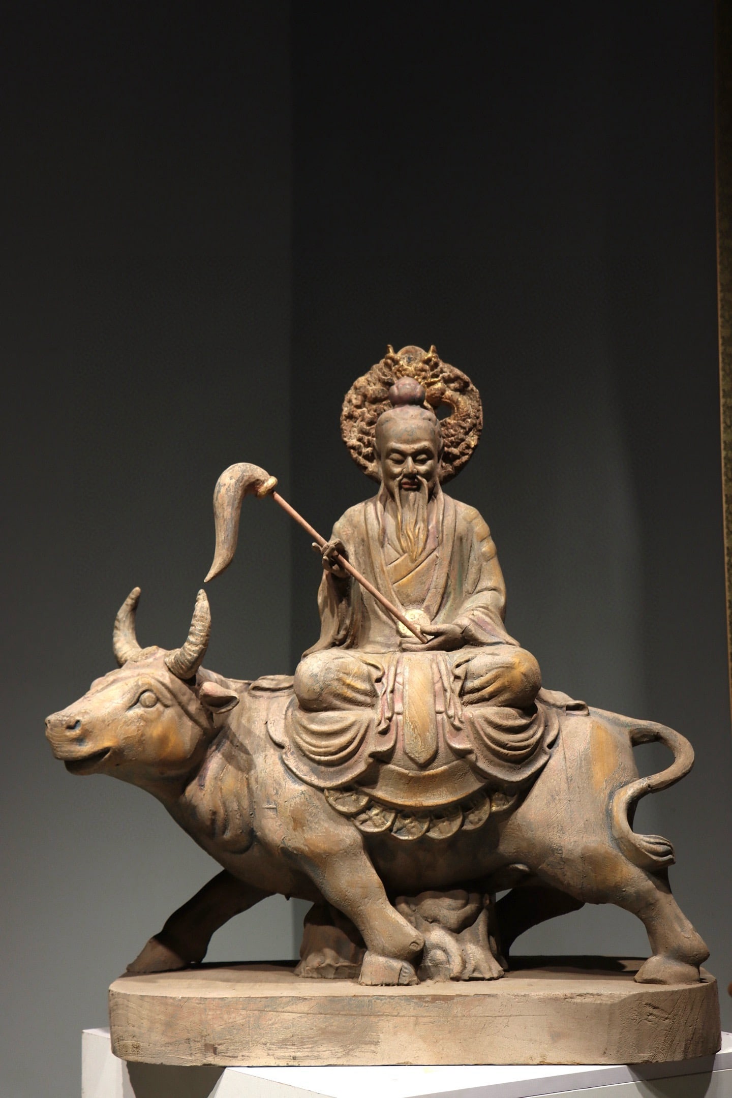 A SITTING STATUE OF LAOZI, A WOODCARVING FROM THE MING DYNASTY: Height:95cm(37.40in) Width:70cm(27.56in) Thickness:36cm(14.17in)Wooden statue of Laozi riding ox, Taoist worship carving.