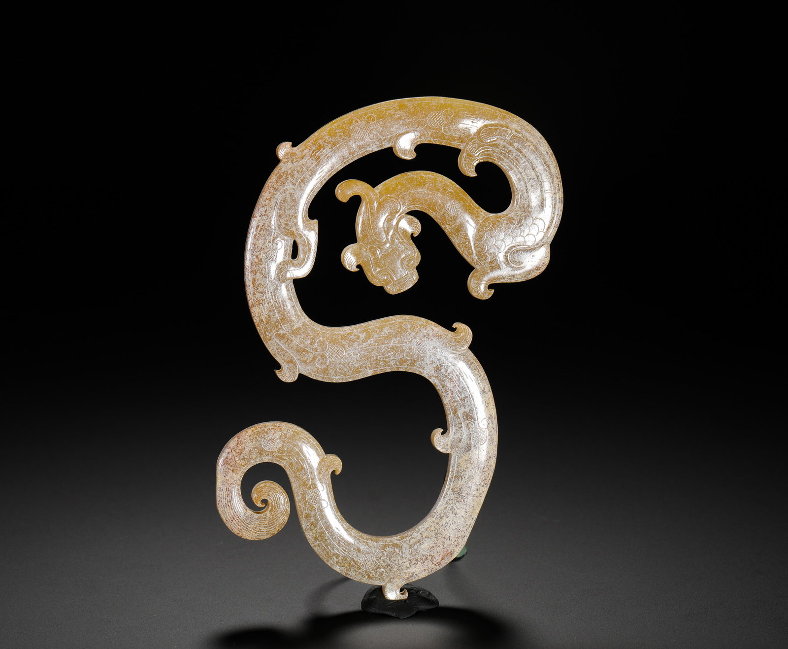 HAN DYNASTY HETIAN JADE DRAGON PENDANT: Height:13cm(5.12in) Width:7.8cm(3.07in) Weight:70g(0.15lb)S-shaped hollow jade pendant carved with mother and child dragons, yellow-tinted Hetian jade, ancient waist ornament.