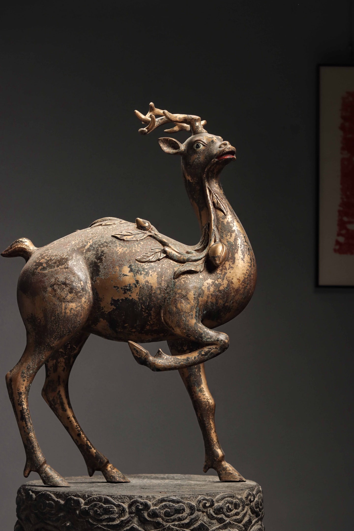 BRONZE GILT OF THE MING DYNASTY BRINGS GOOD FORTUNE AND PROSPERITY: Weight:20000g(44.09lb) Height:76cm(29.92in) Long:50cm(19.69in) Width:21cm(8.27in)Gilt bronze immortal deer ornament. Elegant antlers, holding longevity peach branch in mouth, one leg raised. Antique m