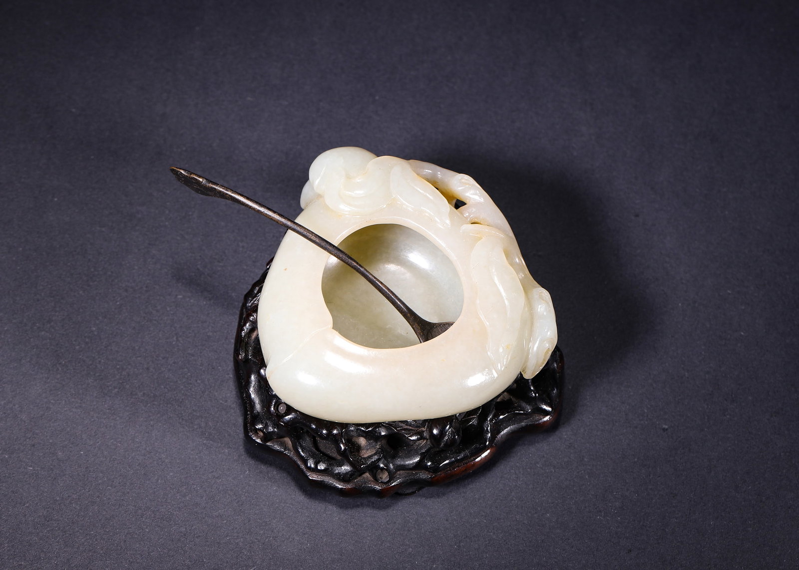 WHITE HETIAN JADE PEACH-FORM WATER COUPE, QING DYNASTY (1644-1912 AD): Net Dim: L 7.00cm (2.76 in), W 7.00cm (2.76 in), H 3.00cm (1.18 in); Wt 135.00g (0.30 lb),Carved from a single piece of white Hetian jade with creamy texture and subtle russet inclusions. Modelled as 