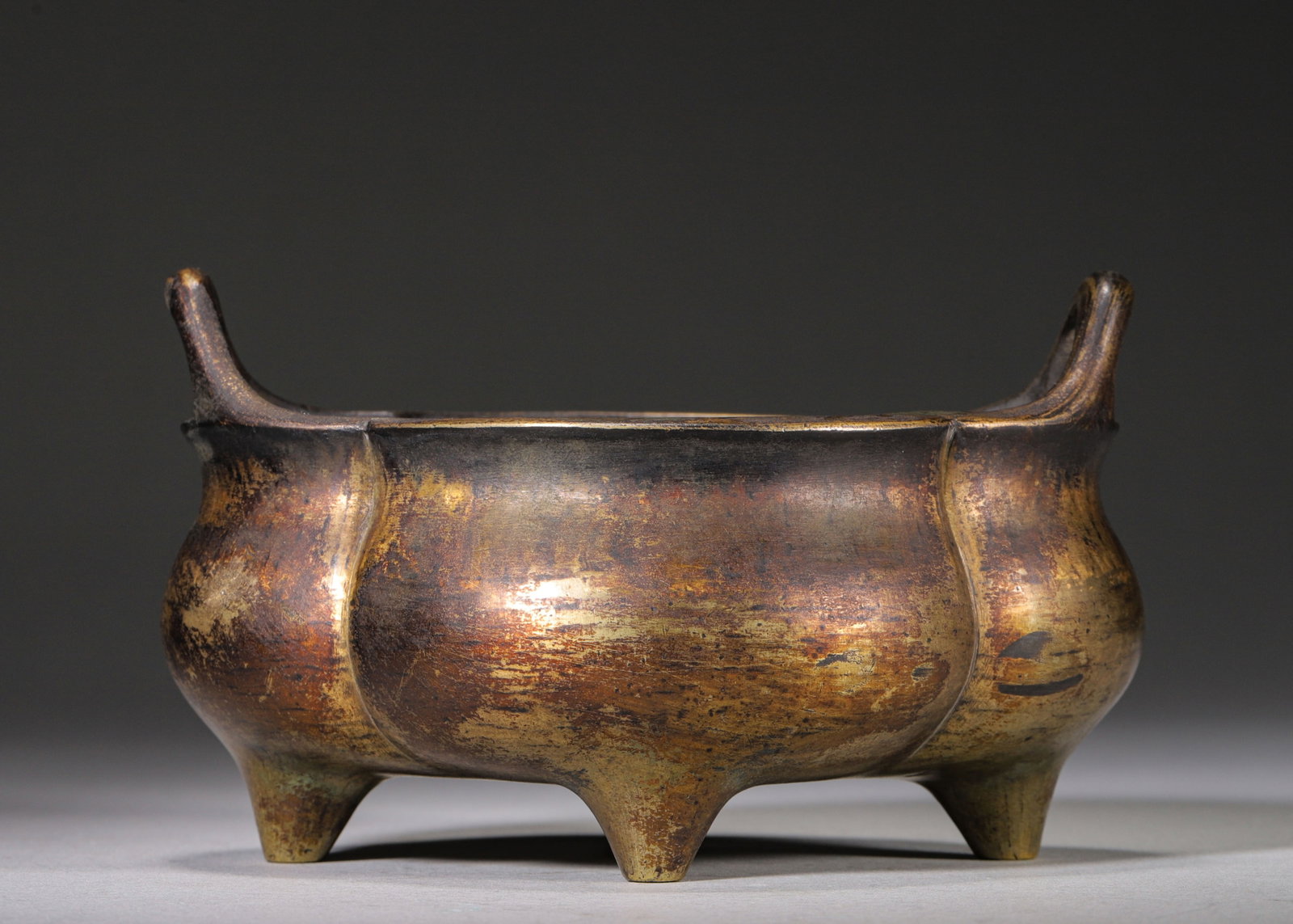 MING DYNASTY BRONZE FOUR-LOBED TRIPOD CENSER WITH UPRIGHT EARS, MARK "DA MING XUANDE NIAN ZHI??: L 13cm (5.12 in); W 11cm (4.33 in); H 8cm (3.15 in); Wt 693g (1.53 lb),Cast from fine bronze, this censer is shaped like a crabapple flower with elegant rounded outline, fitted with a pair of upright 