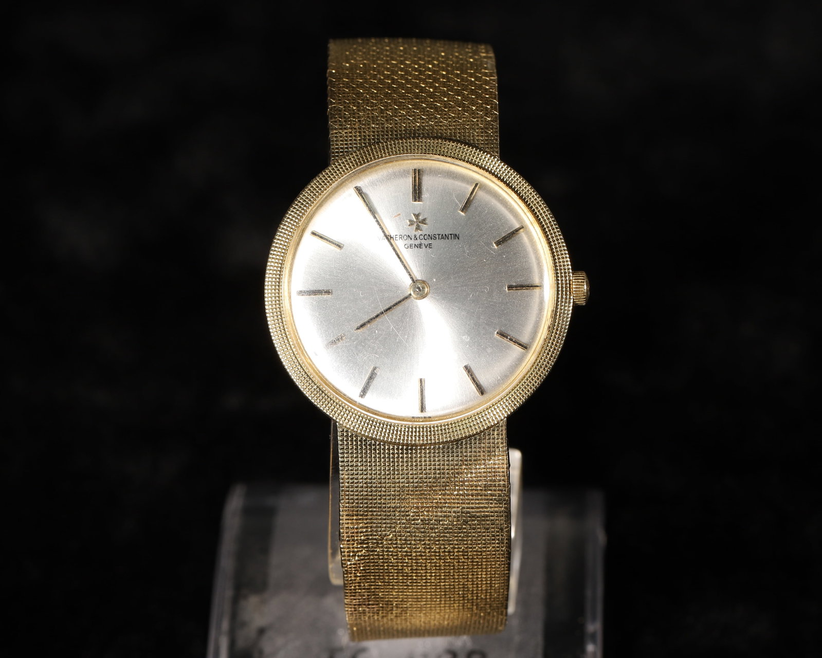 VACHERON CONSTANTIN, 18CT YELLOW GOLD INTEGRATED MESH BRACELET MANUAL WINDING WRISTWATCH, CIRCA: Wt 86.6g (0.19 lb); D 3.25cm (1.28 in); L 21cm (8.27 in),Vacheron Constantin ultra-thin dress watch from the 1970s, crafted entirely in 18K yellow gold. Knurled grain bezel. Silver sunburst dial with 