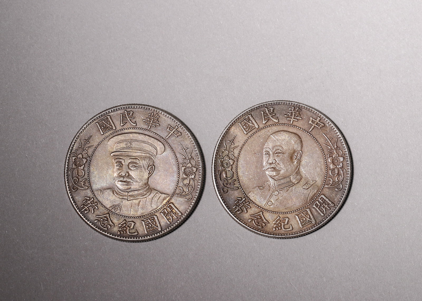 A GROUP OF TWO LI YUANHONG FOUNDING COMMEMORATIVE SILVER COINS (HATTED & PLAIN BUST VARIETIES): D 4cm (1.57 in); Wt 55g (0.12 lb),A set of two founding commemorative silver coins featuring Li Yuanhong, including the hatted bust variety and plain bust variety. Obverse bears Li Yuanhong??s portrai