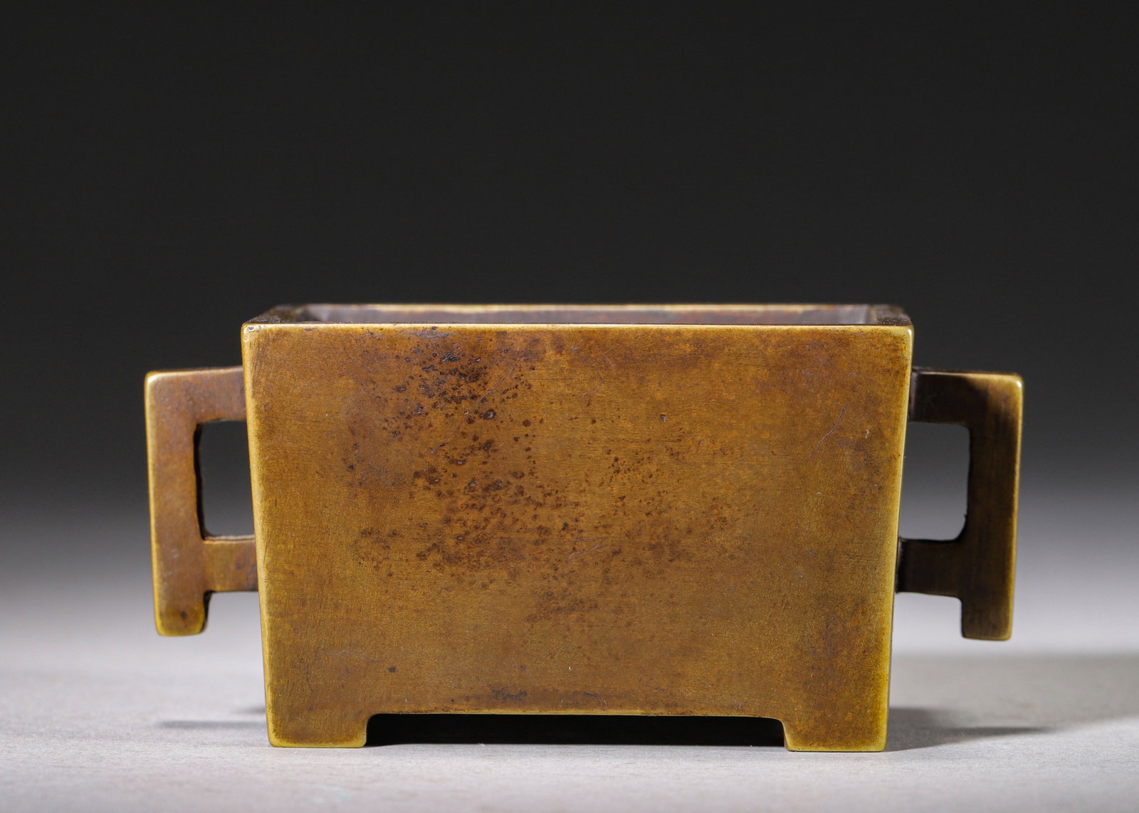 MING DYNASTY BRONZE RECTANGULAR CENSER (MACAOLU), MARK "DA MING XUANDE NIAN ZHI??: L 9cm (3.54 in); W 5.5cm (2.17 in); H 4.5cm (1.77 in); Wt 383g (0.84 lb),Cast from fine bronze, this rectangular Macaolu censer features straight walls, open mouth, paired symmetrical angular handles 