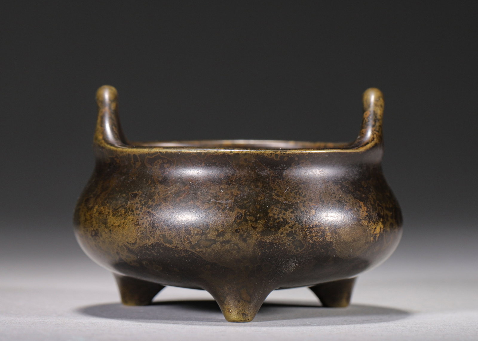 MING DYNASTY BRONZE TRIPOD CENSER WITH UPRIGHT LOOP HANDLES, SEAL SCRIPT "XUANDE?? MARK (1 of 8)