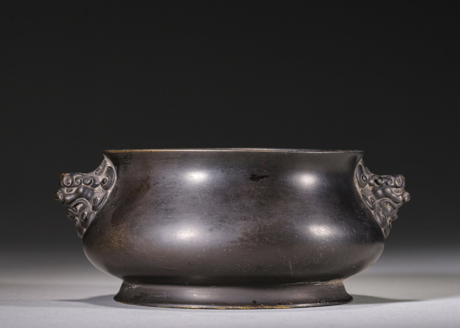 MING DYNASTY BRONZE CENSER WITH LION MASK HANDLES, MARK "DA MING XUANDE NIAN ZHI??: W 13cm (5.12 in); H 5.5cm (2.17 in); Wt 618g (1.36 lb),Cast from fine bronze, the censer features a plump rounded body with slightly flared rim, fitted with a pair of symmetrical relief lion mask hand