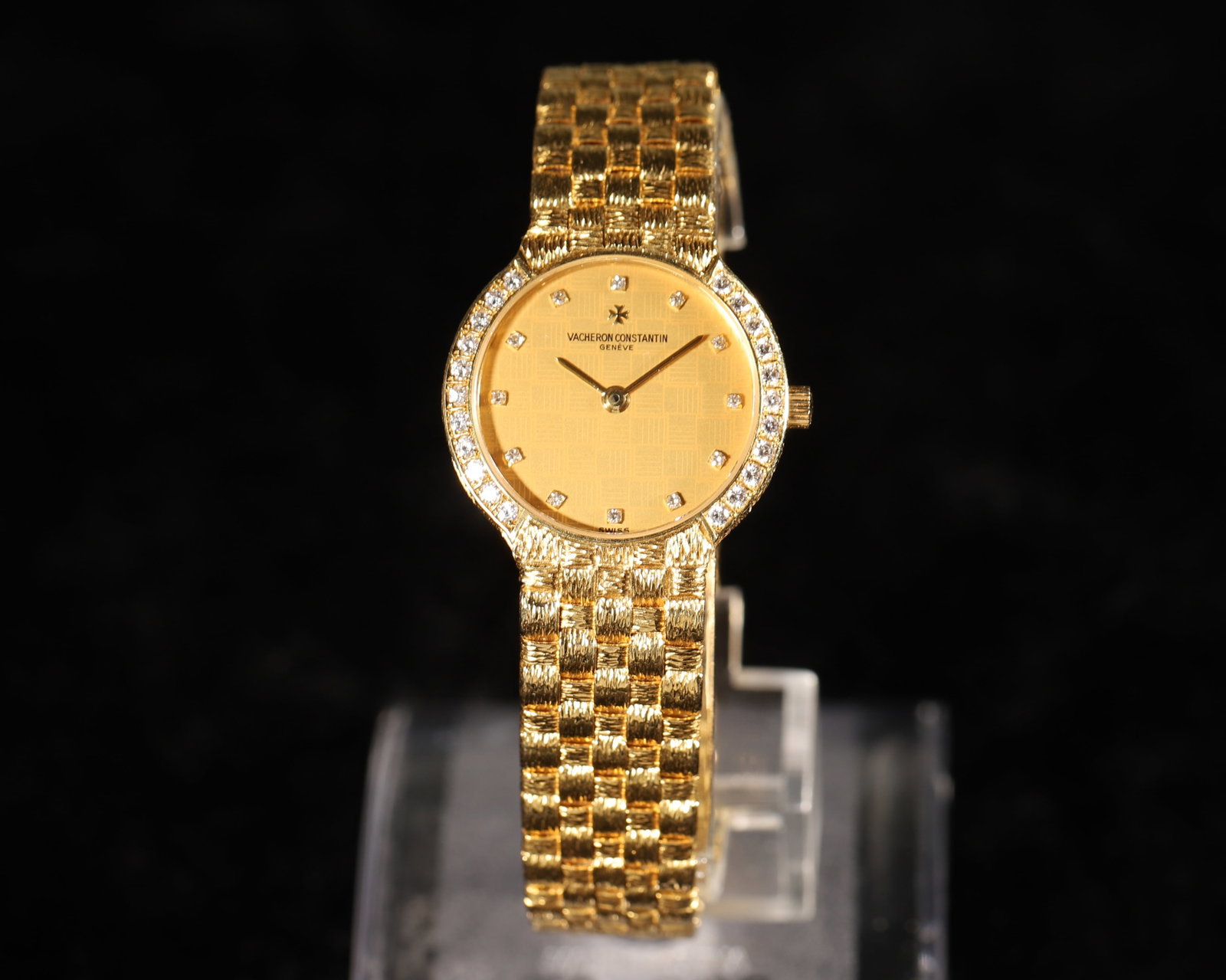VACHERON CONSTANTIN 18K YELLOW GOLD DIAMOND LADIES' QUARTZ WRISTWATCH(IN GOOD RUNNING ORDER) (1 of 5)