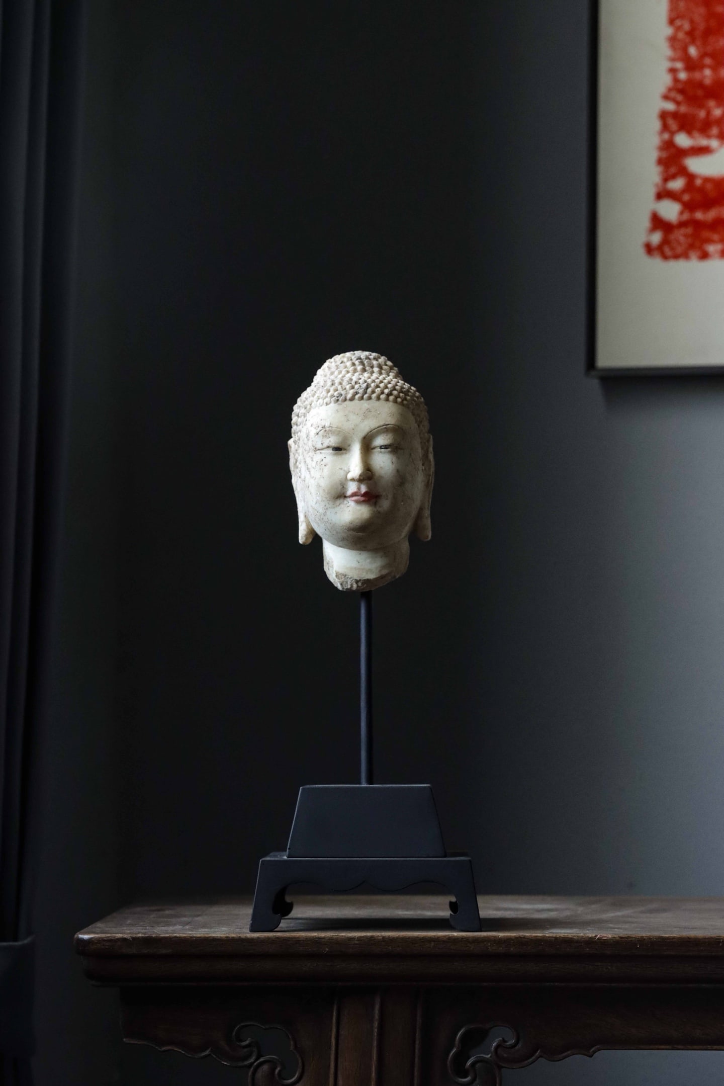 WHITE MARBLE BUDDHA HEAD, NORTHERN QI DYNASTY (550-577 AD): Net H 15cm (5.91 in); D 11cm (4.33 in); Overall H 35cm (13.78 in); Base L 13.5cm (5.31 in) x Base W 13.5cm (5.31 in),Carved from white marble with tightly arranged spiral hair curls. The face is round