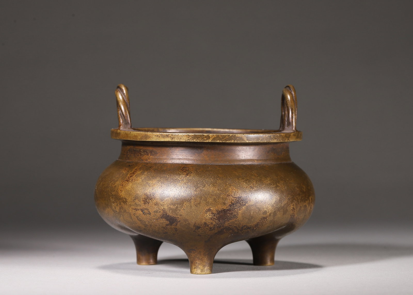 Bronze Tripod Censer With Twisted Rope Handles (Ming Dynasty,1368 1644): Wt 482g (1.063 lb),D 10cm (3.94 in),H 8cm (3.15 in)Cast bronze tripod censer with twisted rope upright handles. Full rounded belly, mellow aged patina. Square seal mark reading Da Ming Xuan De Nian Zh