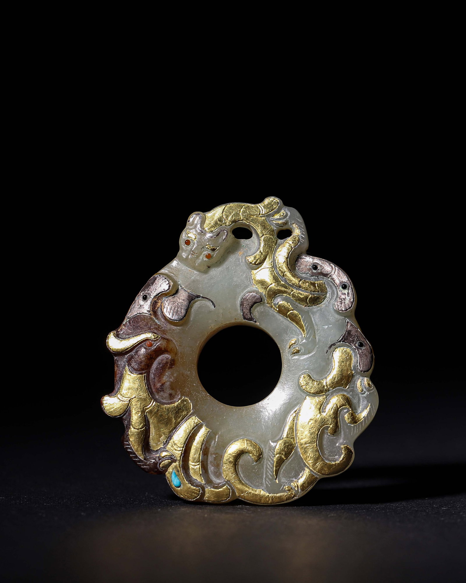 Han Dynasty, Hetian Jade Outlined Bi With Gold Inlaid Chilong And Gem Inlay: This outlined Hetian jade bi features gold-inlaid chilong pattern with turquoise and red bead inlays on the front. The reverse is finely carved with cloud scrolls and bears natural patina, a superb Ha