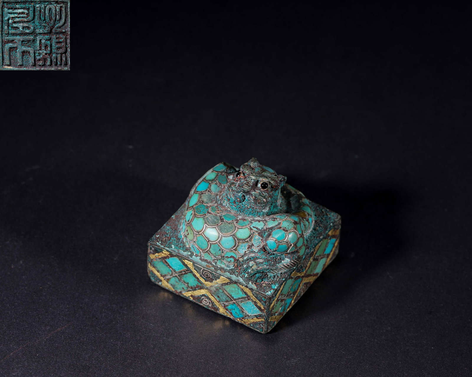 Han Dynasty,Bronze Square Seal With Turquoise Inlay And Gold Inlaid Snake Knob: Made of bronze, this seal adopts a coiled snake knob fully inlaid with turquoise, with silver lines delineating the scales. The sides of the square base are decorated with gold inlay and turquoise rho