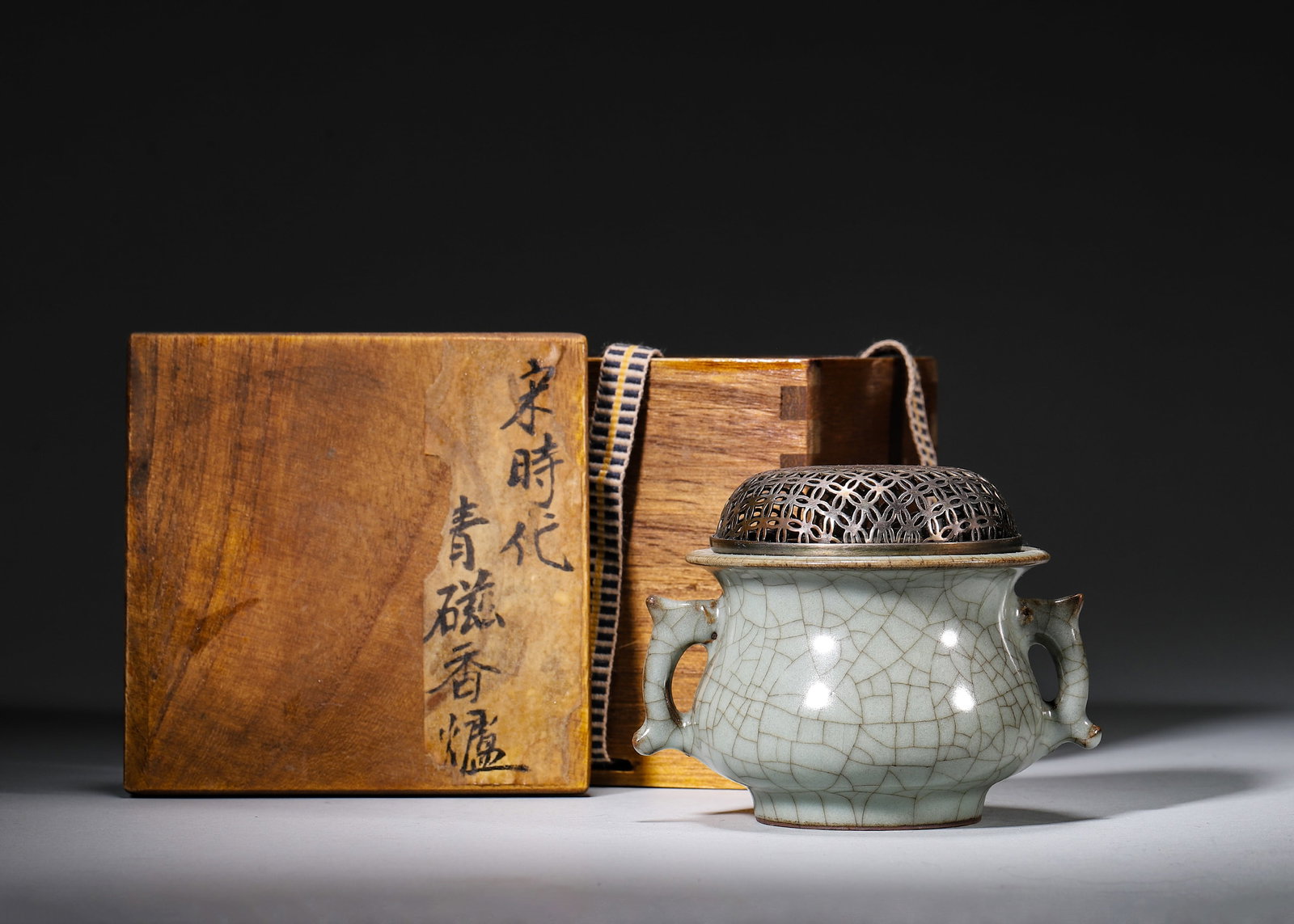 Ge-Glazed Censer With Double Fish-Shaped Ears,Song Dynasty (960-1279) (1 of 5)