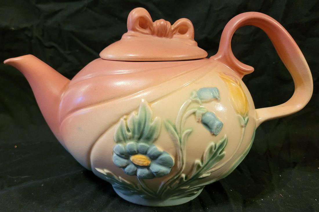 Hull Bowknot Teapot- B-20-6 (1 of 2)
