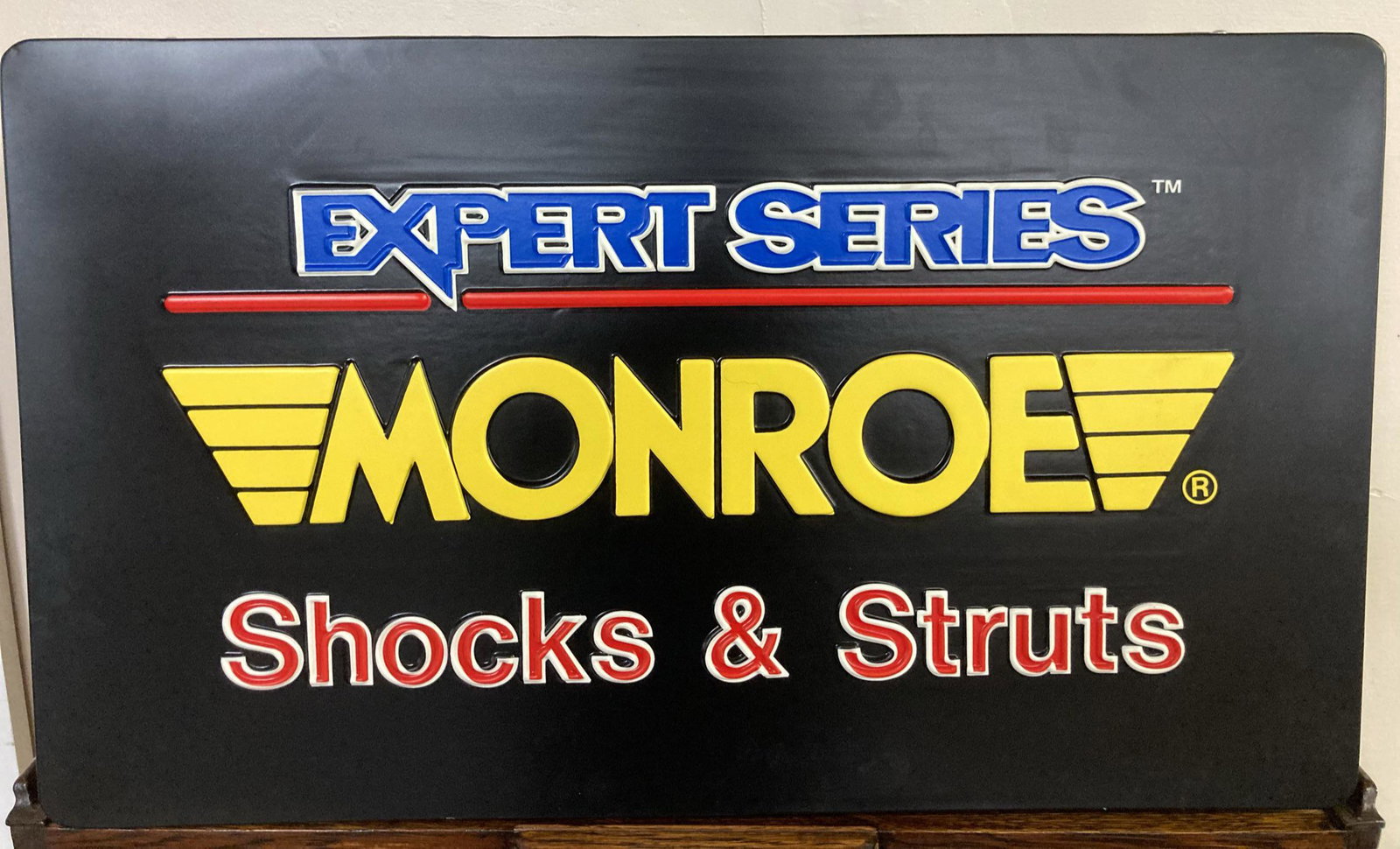 New Expert Series Monroe Shocks and Struts Light up Sign: New Expert Series Monroe Shocks and Struts Light up Sign (Light is not working)Please refer to the pictures as they also help to form part of the description and reach out to us with any questions.