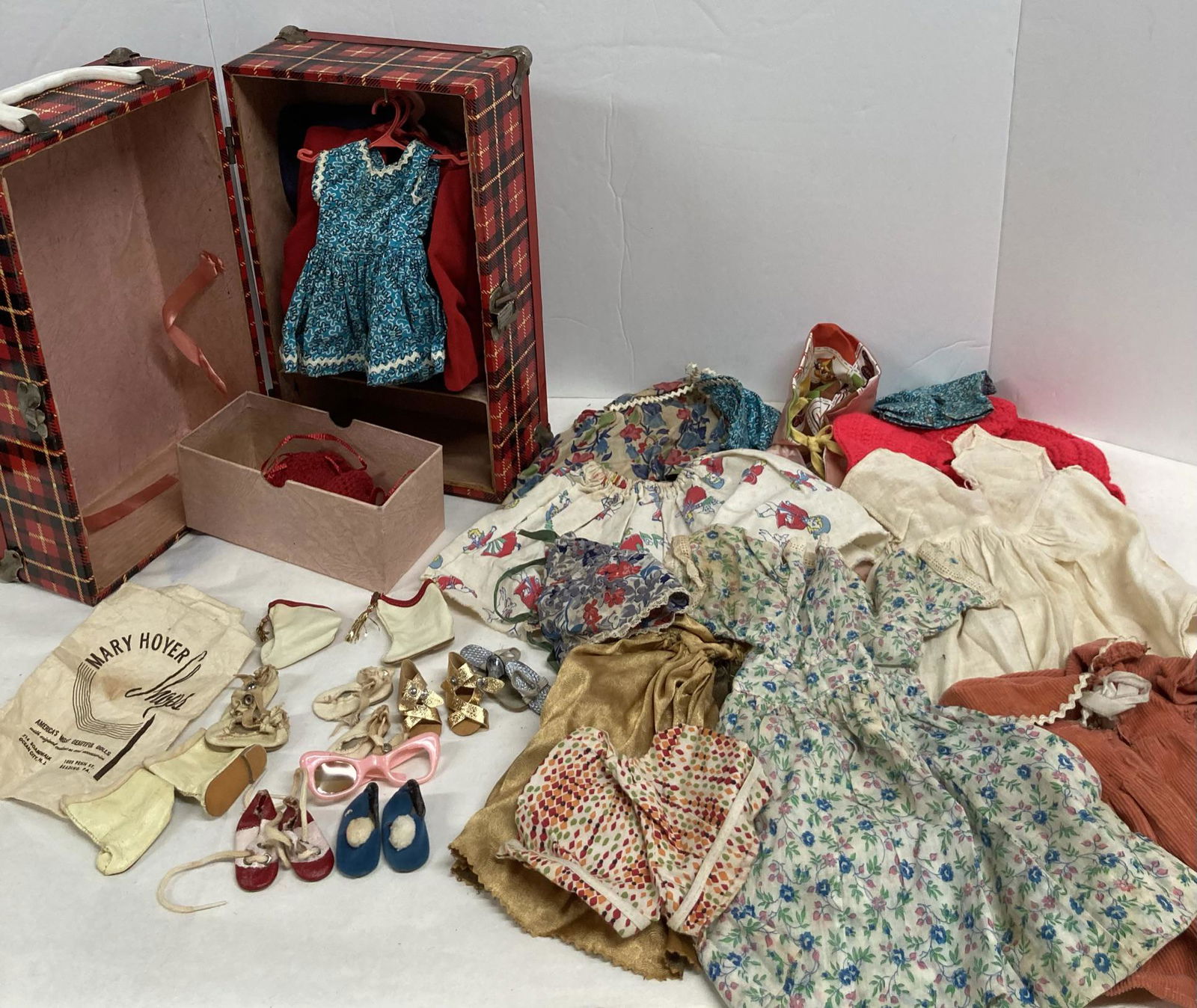 Vintage Doll Trunk with Clothes and Accessories (1 of 10)