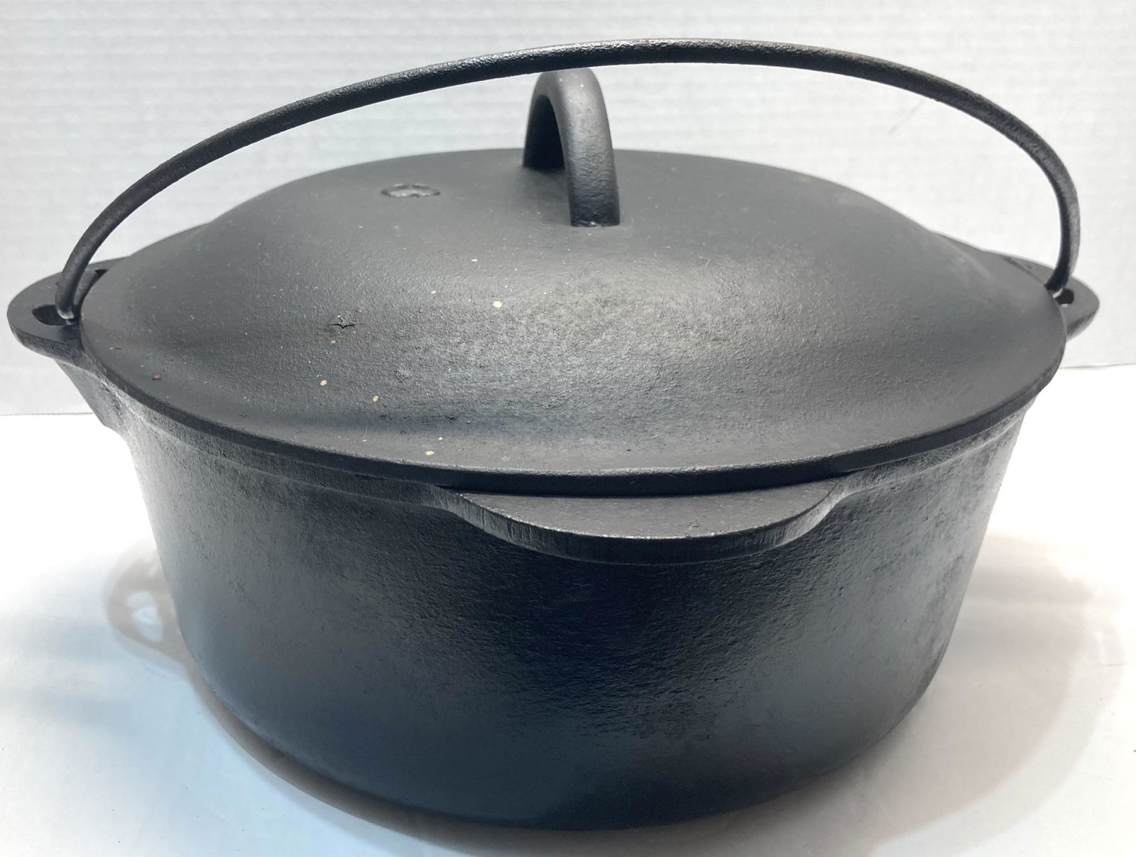 Griswold Pan #8 Dutch Oven (1 of 7)