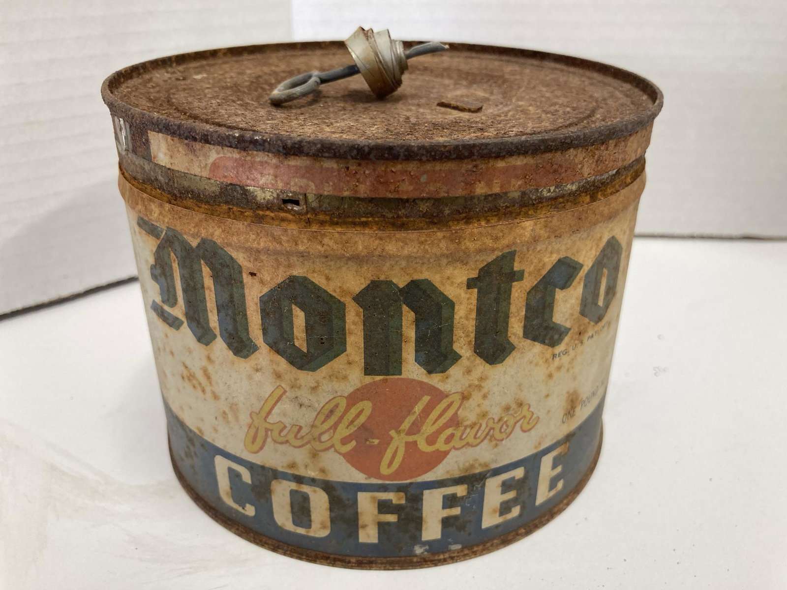 Vintage 1lb Keyed Montco Coffee Can: Vintage 1lb Keyed Montco Coffee Can