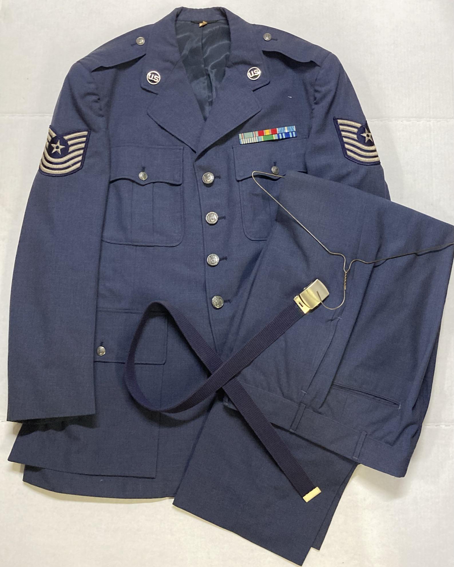 US WW2 Manbeck Air Force Officers Uniform Set with Bar, Patches, and Buttons (1 of 10)