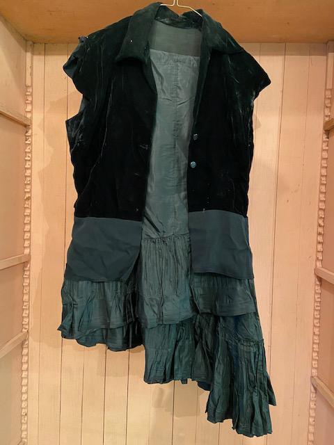 Antique Skirt with Velvet Short-Sleeved Jacket (1 of 6)