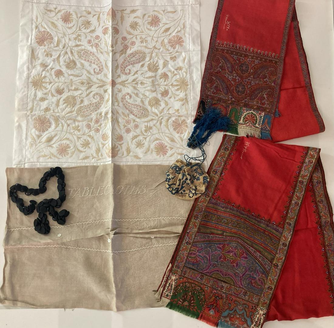 Lot of Vintage Embroidered Lines, Drawstring Handbag, and Cloth Covered Buttons (1 of 19)