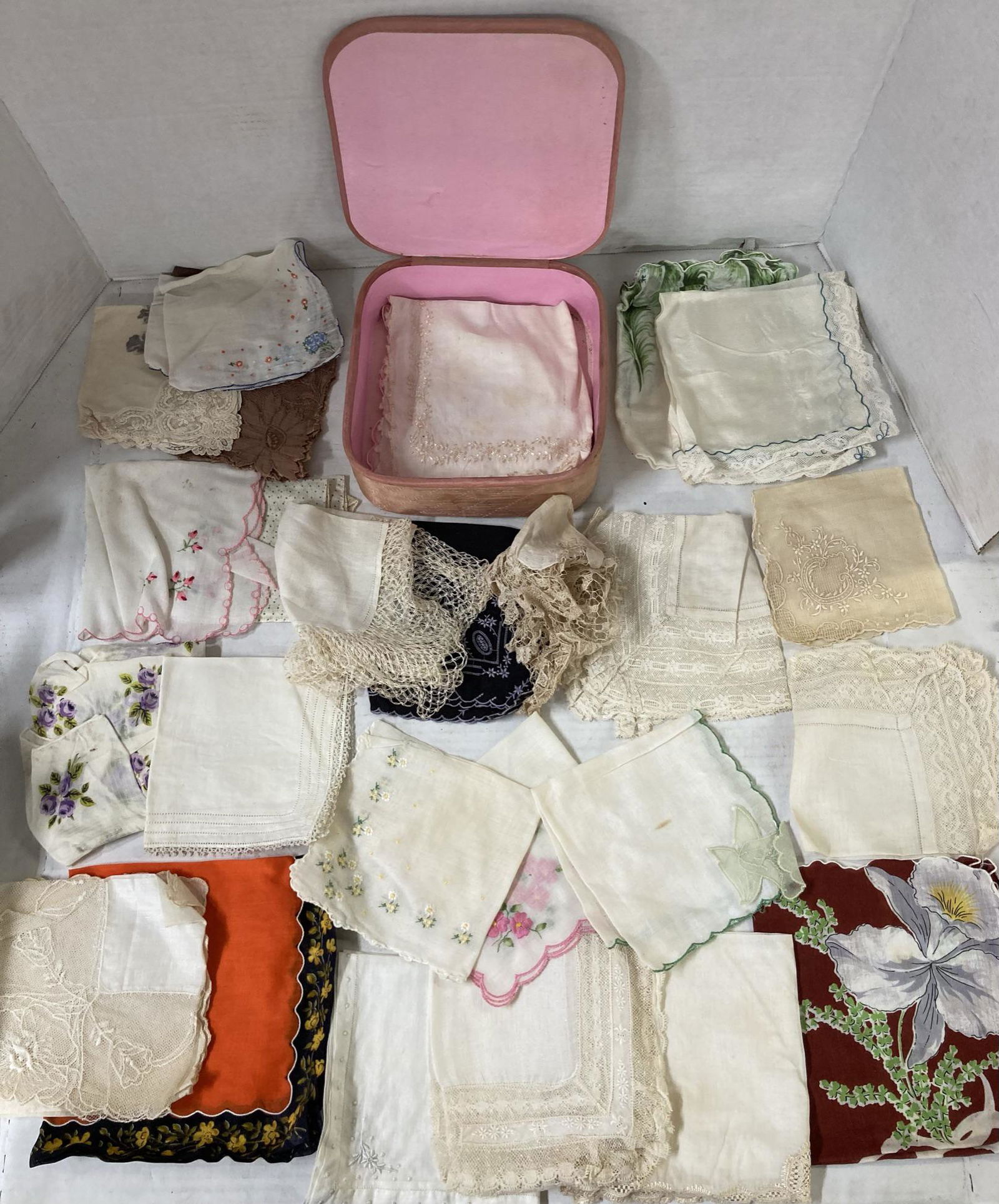 Lot of Vintage Linen and Lace Ladies Handkerchiefs: Lot of Vintage Linen and Lace Ladies Handkerchiefs