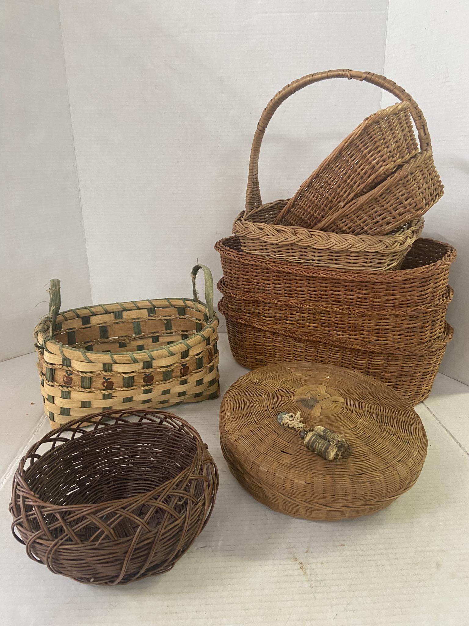 Lot of 9 Baskets - Variety: Lot of 9 Baskets - Variety