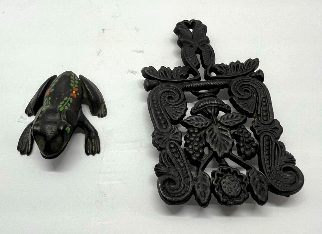 Wilton Cast Iron Frog and Cast Iron Trivet (1 of 7)