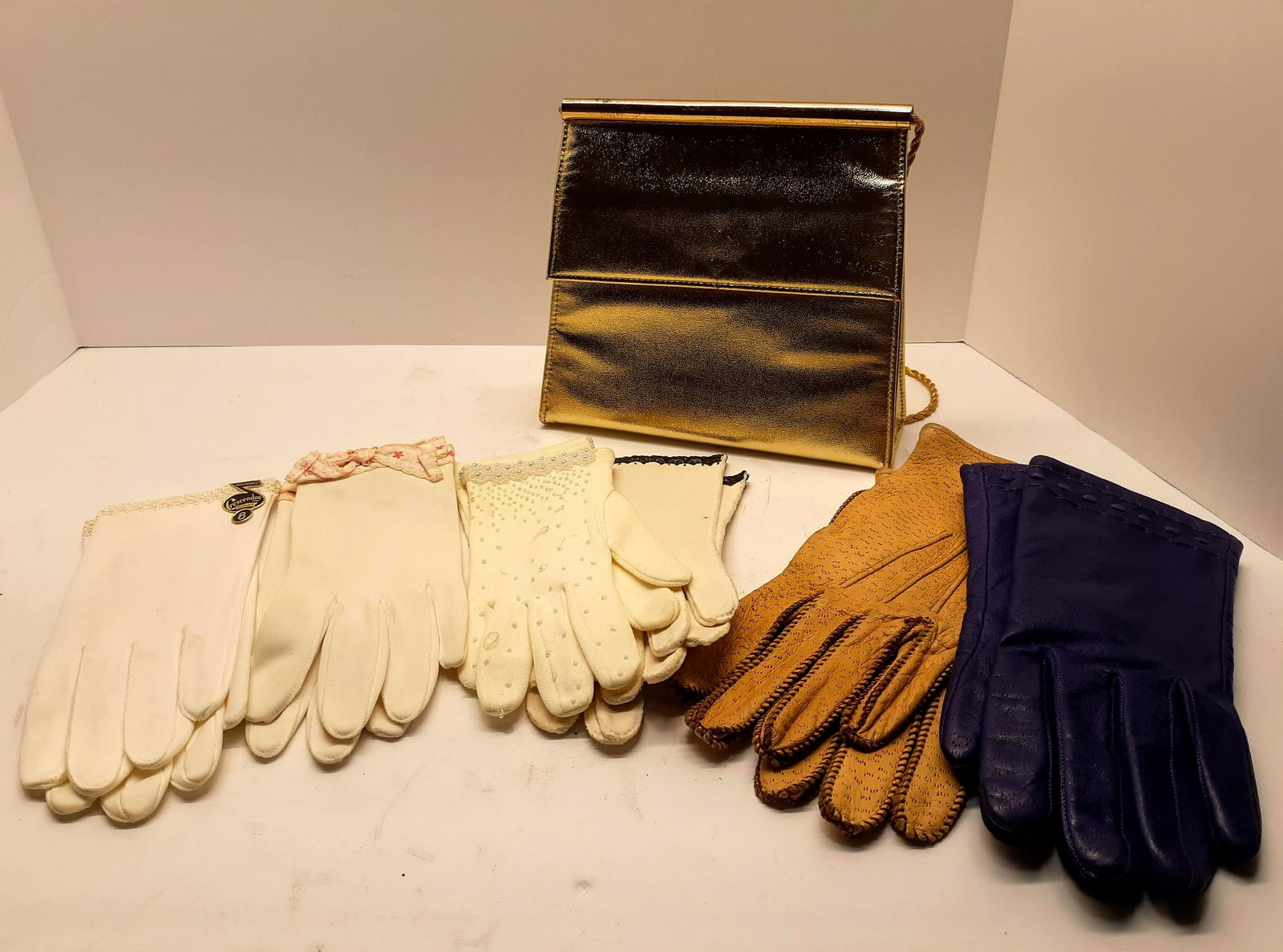 Purse and Gloves (1 of 7)