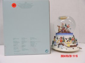 PartyLite  P8201 Santa at His Shop