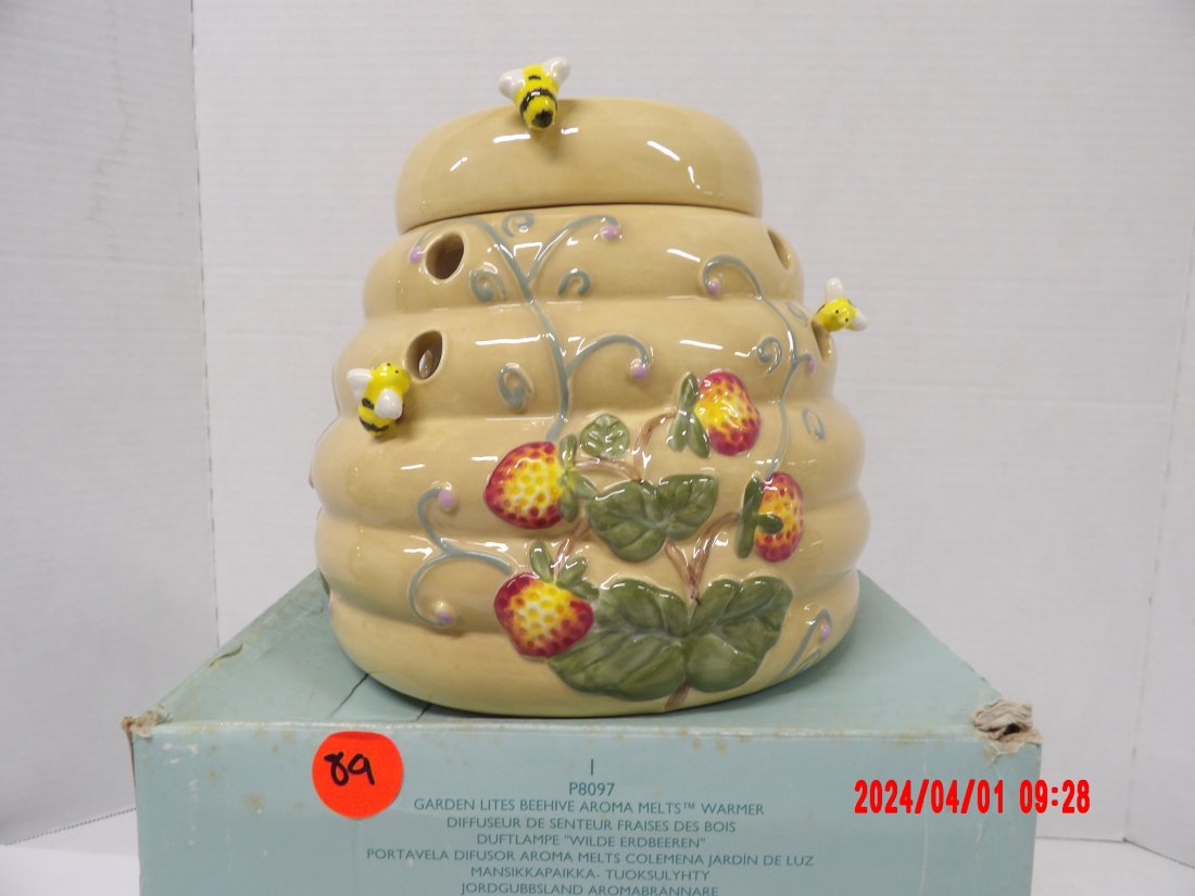 PartyLite P8097 Garden Lites Beehive Aroma Melts Warmer: PartyLite P8097 Garden Lites Beehive Aroma Melts Warmer 0108 - 7.5x7.5x8.5