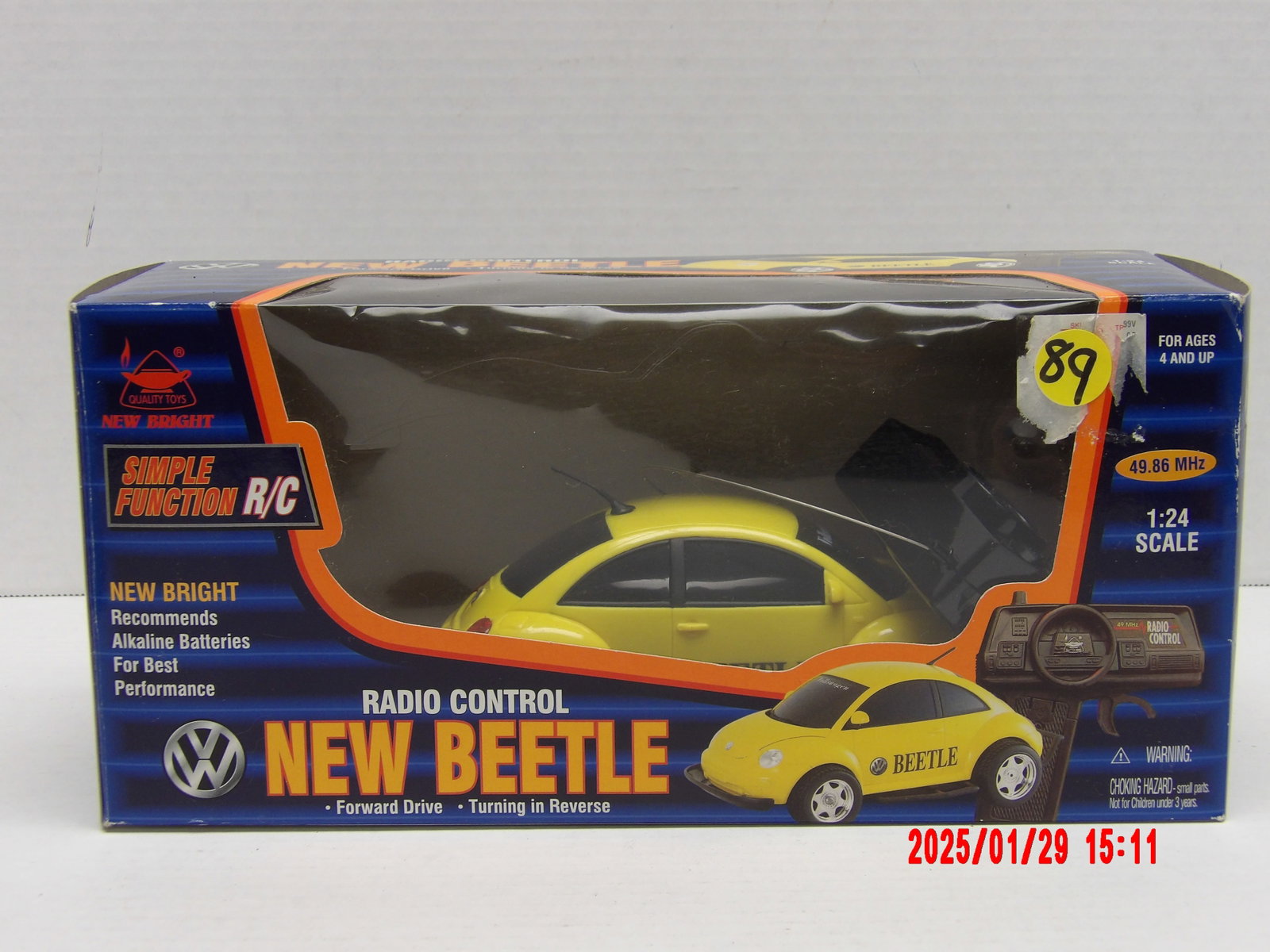 New Bright 1:24 Scale R/C Volkswagen New Beetle – Simple Function Radio Control: The New Bright 1:24 Scale Volkswagen New Beetle R/C is a nostalgic, entry-level remote control car, perfect for collectors, Volkswagen fans, and beginner R/C users. With its bright yellow color, simpl