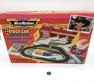 Micro Machines Stock Car Superstars – Richard Petty Speedway Playset