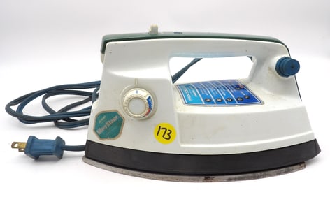 VINTAGE PROCTOR-SILEX IRON W/ FABRIC GUIDE