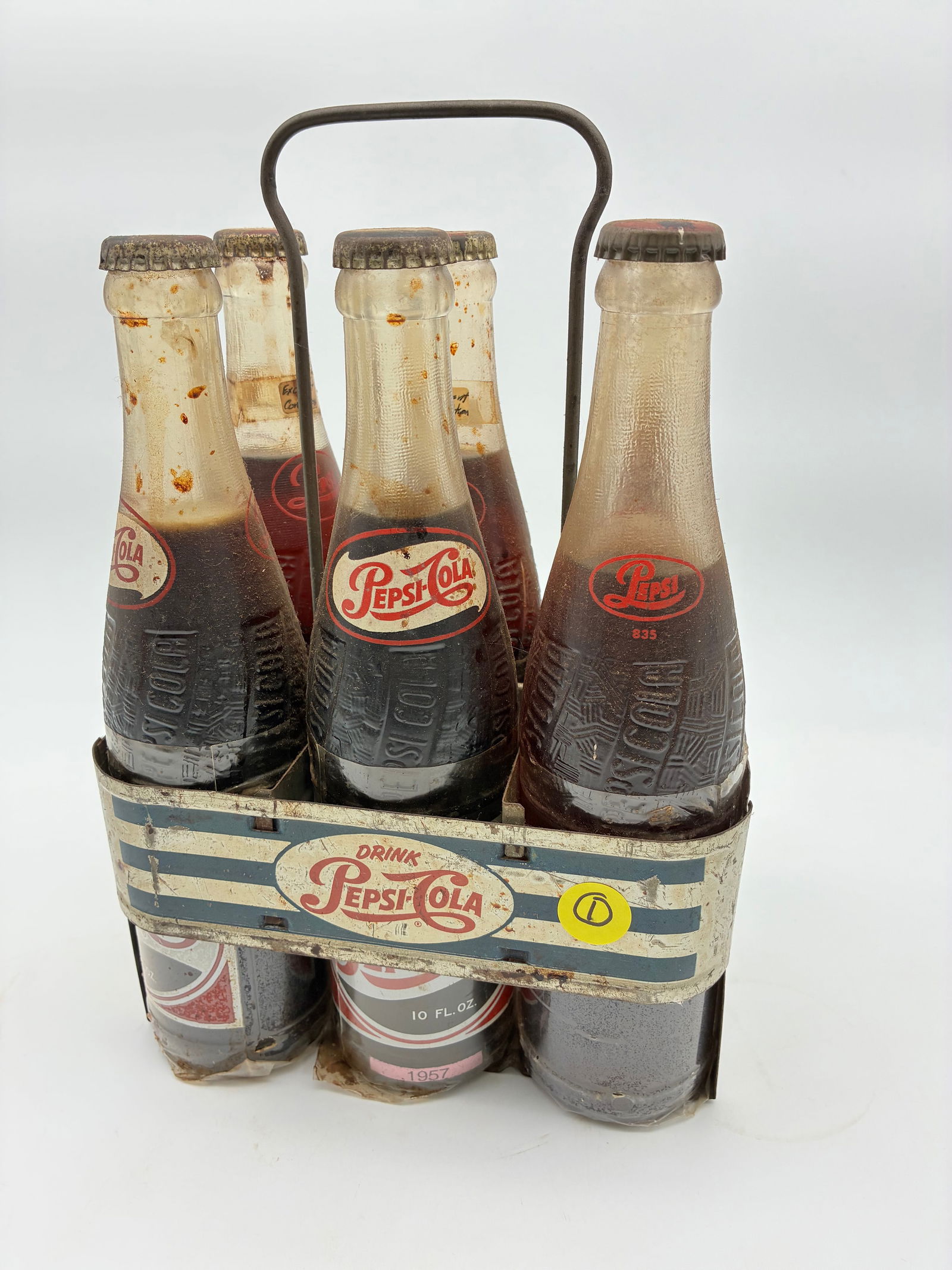 VINTAGE 1950’S METAL PEPSI SIX PACK CARRIER AND (6) 10 OZ BOTTLES