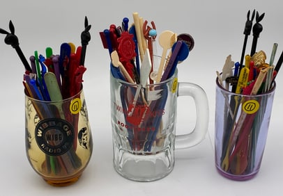 BAR GLASSES/MUGS WITH VINTAGE DRINK STIRRERS/SWIZZLE STICKS