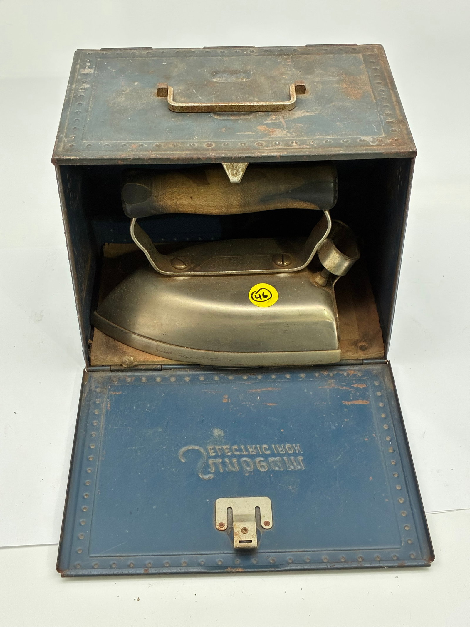 1930’S SUNBEAM ELECTRIC IRON IN ORIGINAL METAL CARRY CASE: This vintage electric iron (and its carry case) has an iconic look that is popular with collectors.