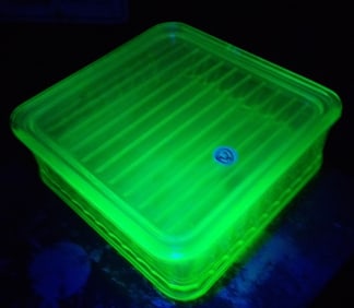 GREEN URANIUM DEPRESSION GLASS ANCHOR HOCKING REFRIGERATOR DISH W/ LID