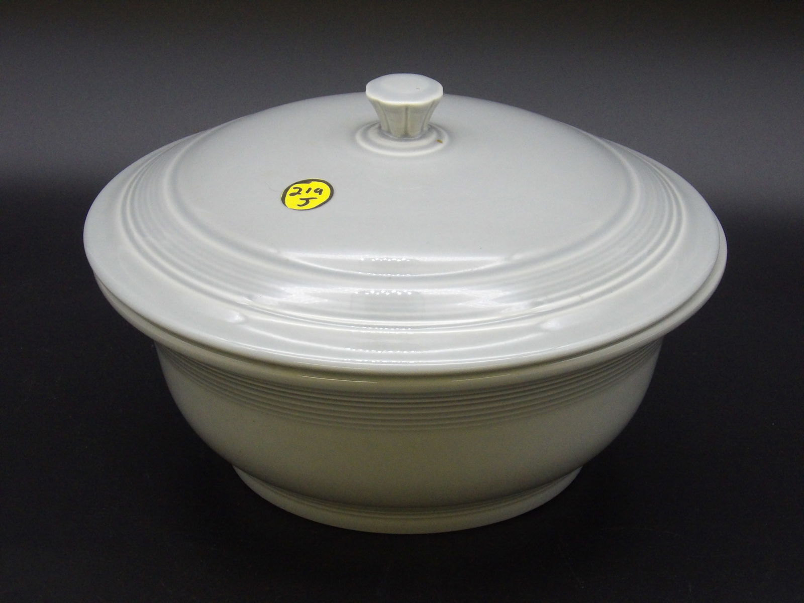 HL FIESTAWARE COVERED CASSEROLE DISH – GRAY (1 of 3)
