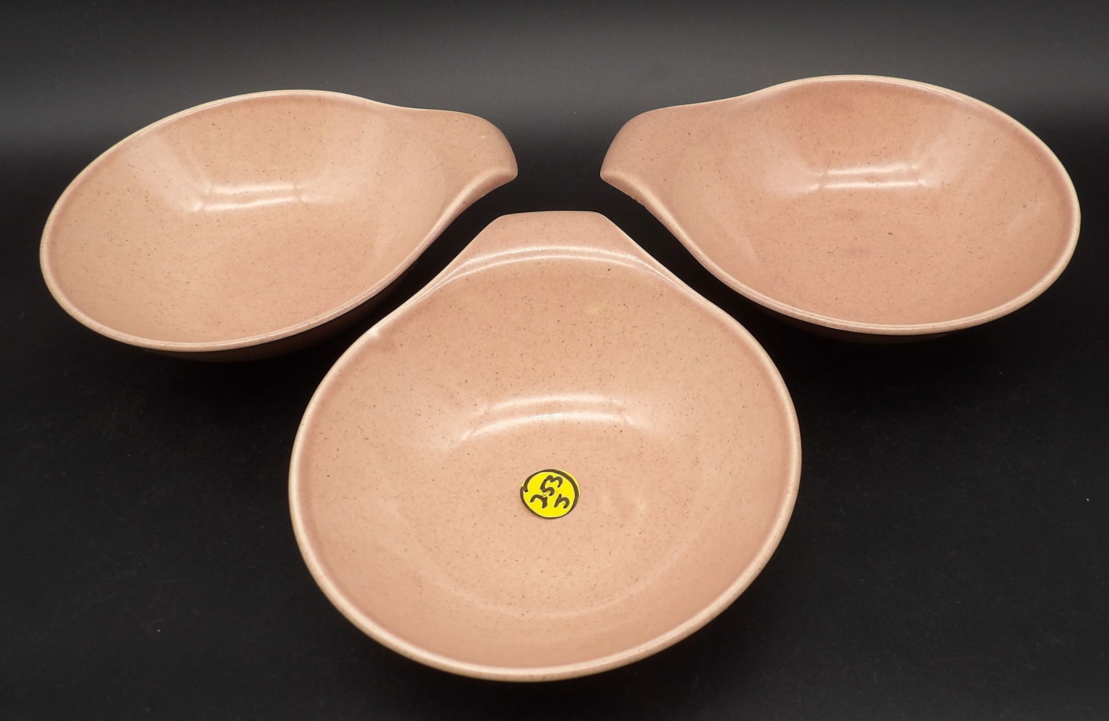 RUSSEL WRIGHT AMERICAN MODERN LUG HANDLE BOWLS (3) - CORAL: This trio of distinctive lug-handle Russel Wright American Modern bowls comes in classic ‘coral’.