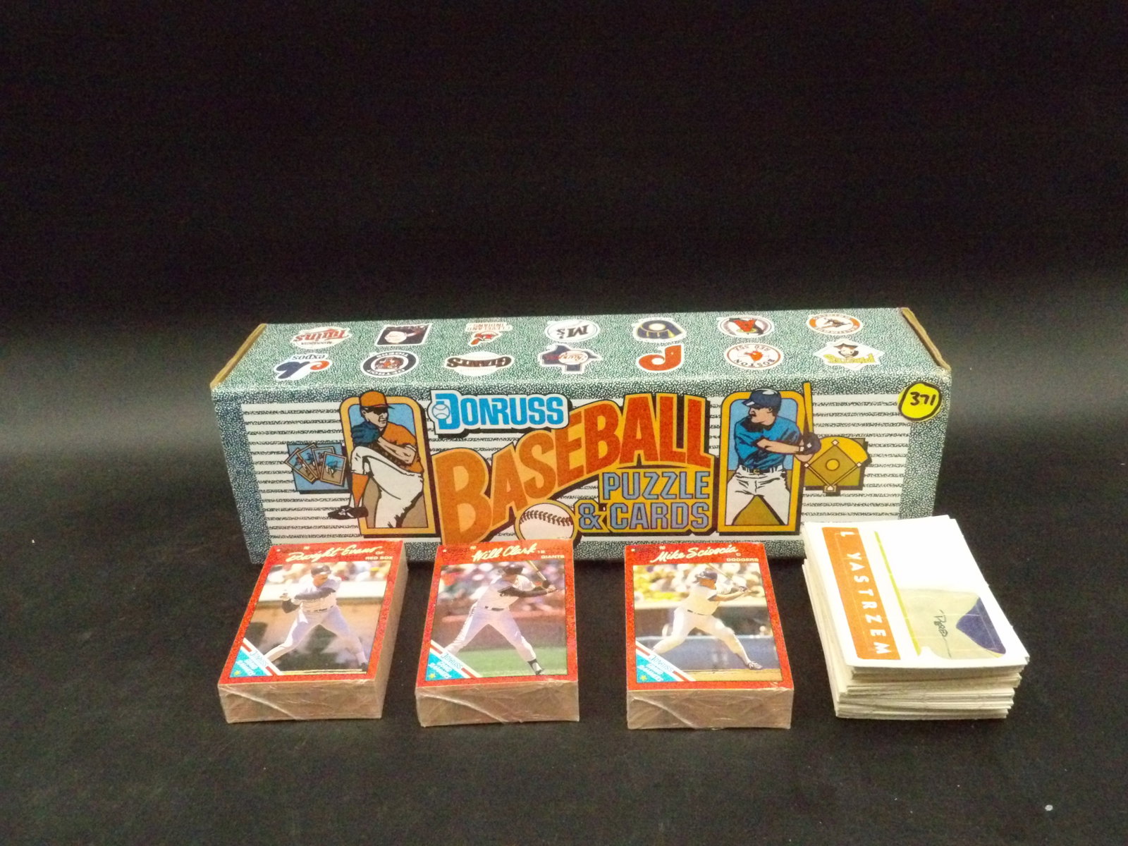 DONRUSS 1990 BASEBALL PUZZLE & CARDS COMPLETE BOX WITH PUZZLE CARDS AND SEALED TRADING CARDS (1 of 3)