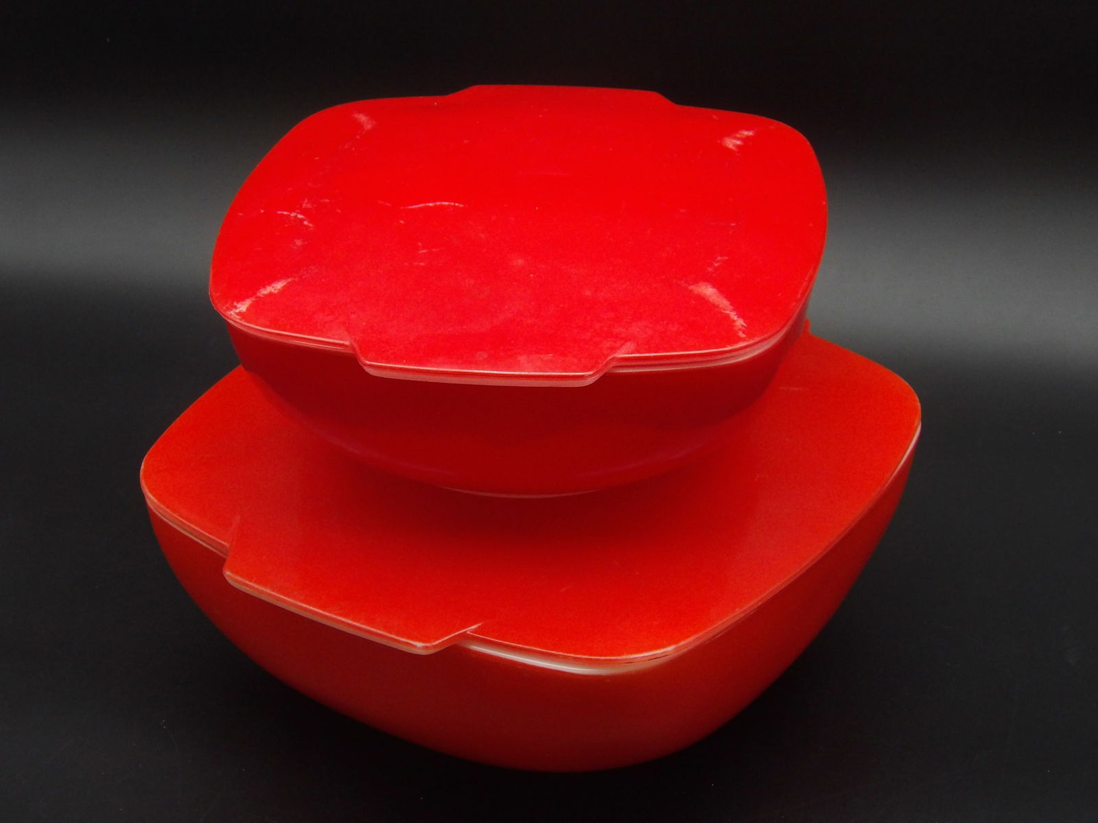 Pyrex Red Square Hostess Casserole Dish & Pyrex 525B Red Hostess Casserole Dish: This pair of lidded Pyrex casserole dishes comes in bold red. Note small chip on lid.Measures:3" x 8" x 9", 3.5" x 9.5" x 10"