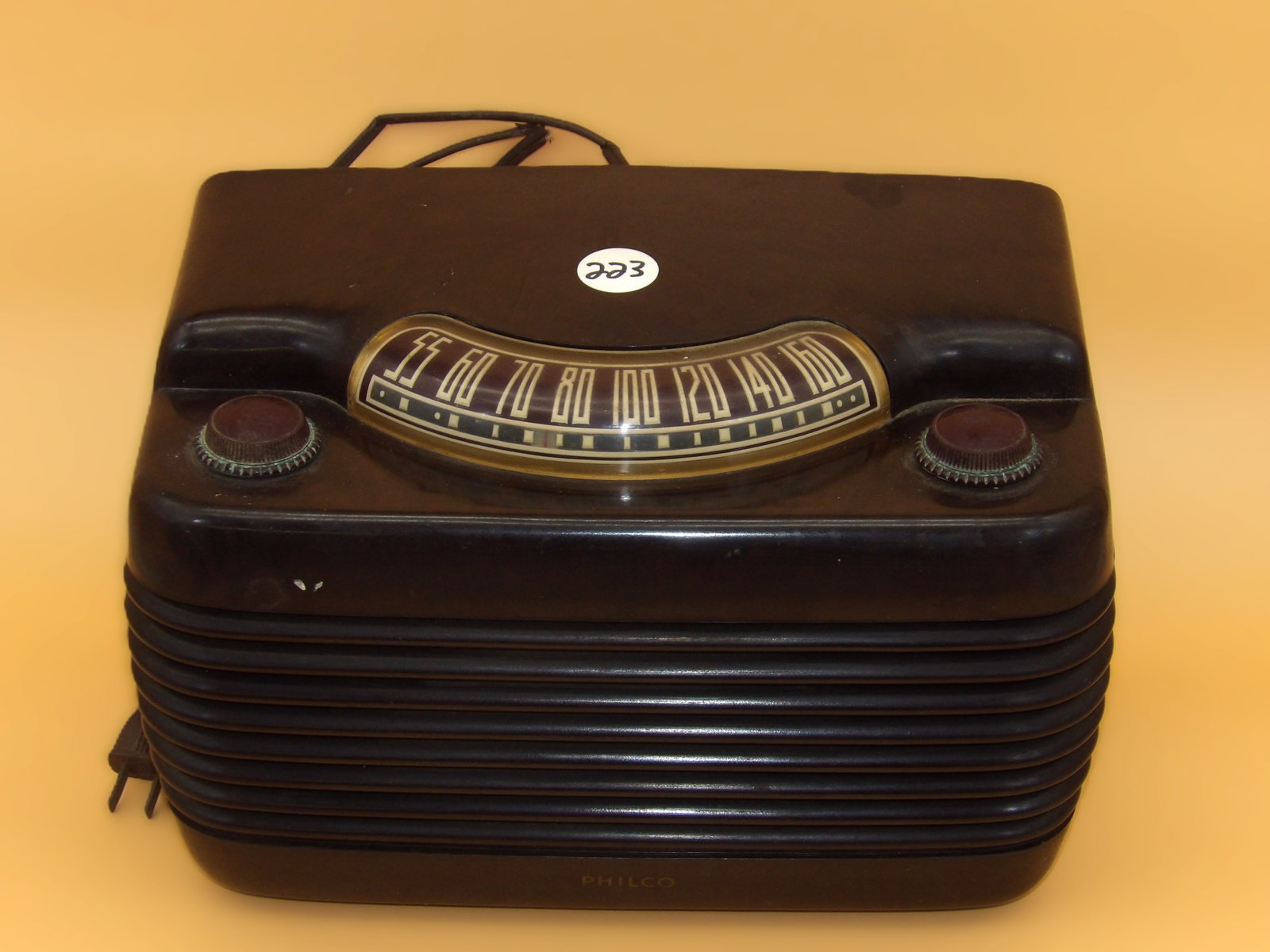 Philco "Hippo Style" Tube Radio: This vintage Philco tube radio is in the 'Hippo' style. Has bad cord. Measures 8" x 11" x 6.5"
