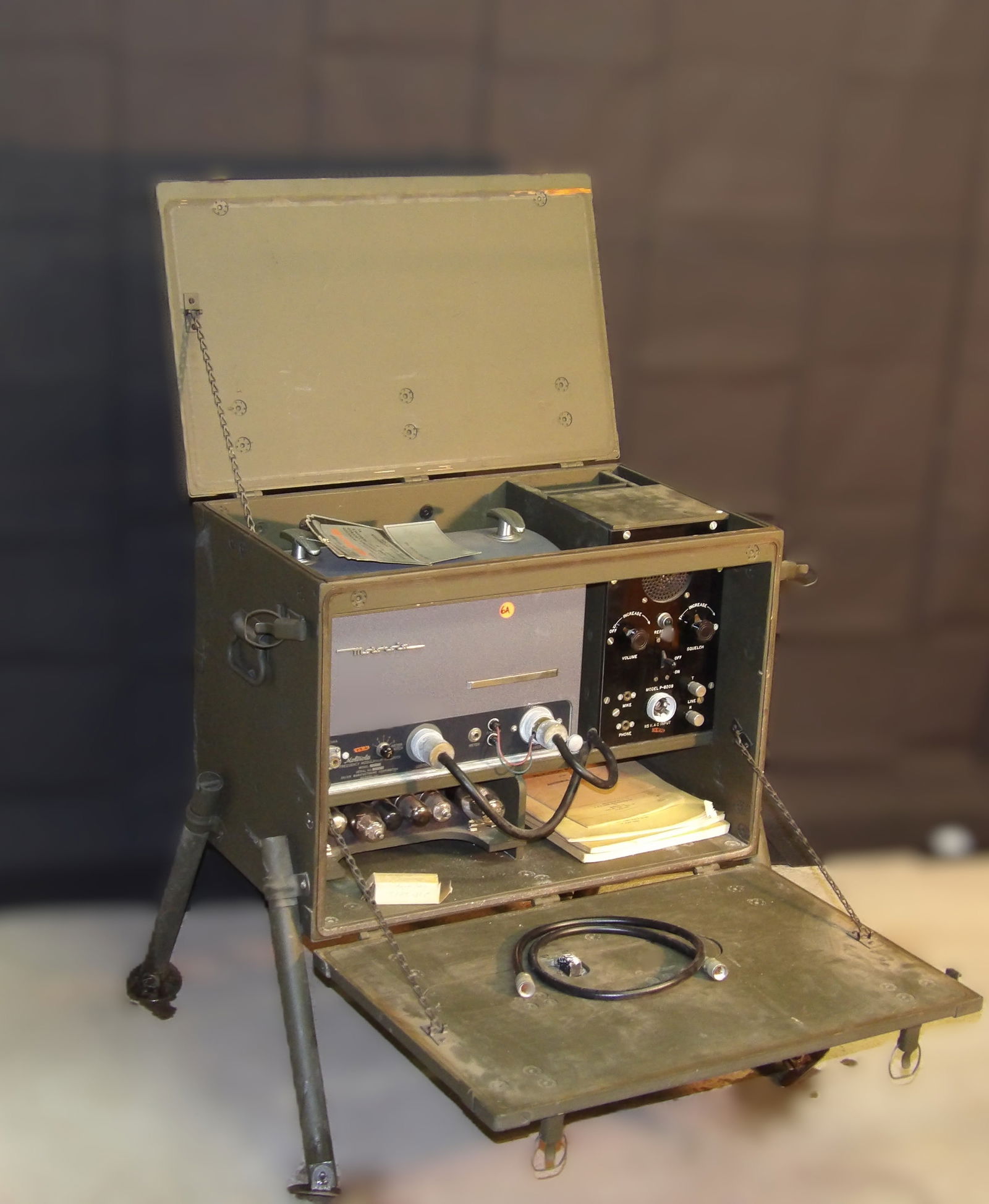 WW2 Motorola Field Radio FSKR-15BD (1 of 13)