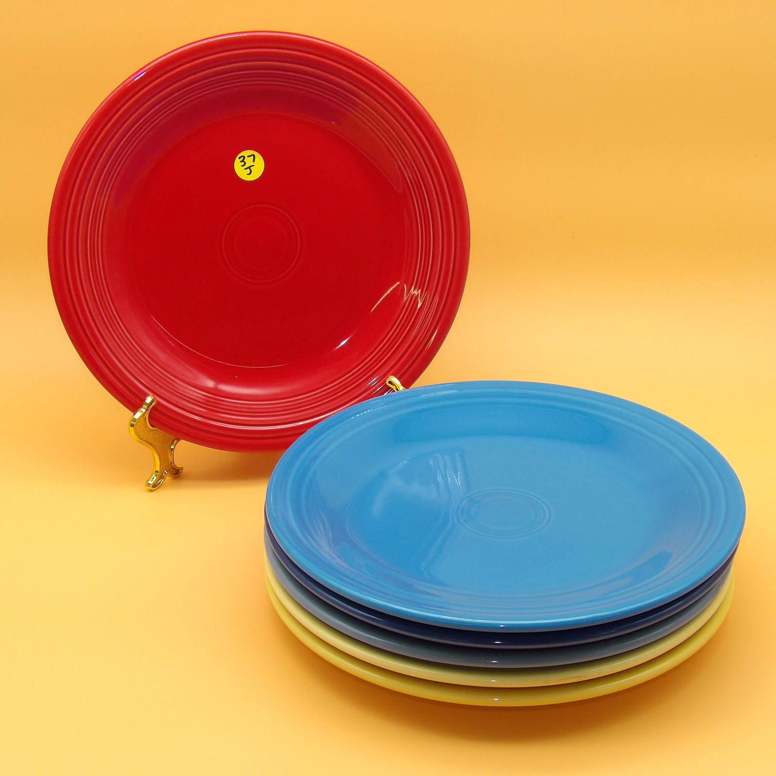 Fiestaware Dinner Plates (6): This lot of 6 Fiestaware dinner plates comes in Peacock, Cobalt, Periwinkle, Yellow, Custard, and Scarlet glazes. Modern Era. Measures: 10.5" each.